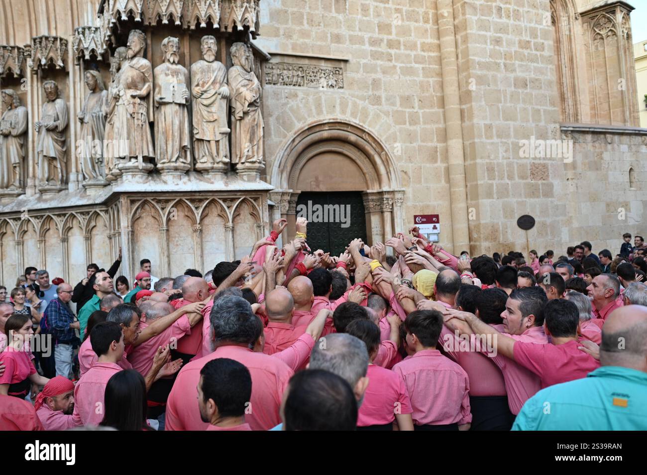 Tour de l'homme à la cathédrale de Tarragone, Espagne - Un exemple spectaculaire des « Castells » traditionnels, symbolisant le travail d'équipe et le patrimoine culturel. Banque D'Images