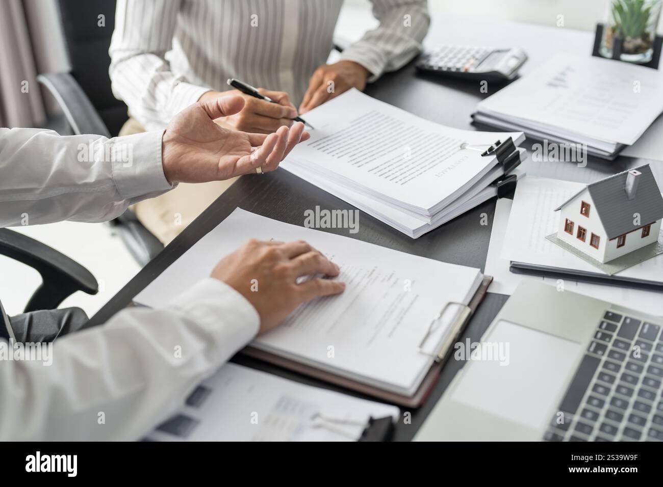 Investissement immobilier assurance immobilière et sécurité. Agent immobilier offre maison. Banque D'Images