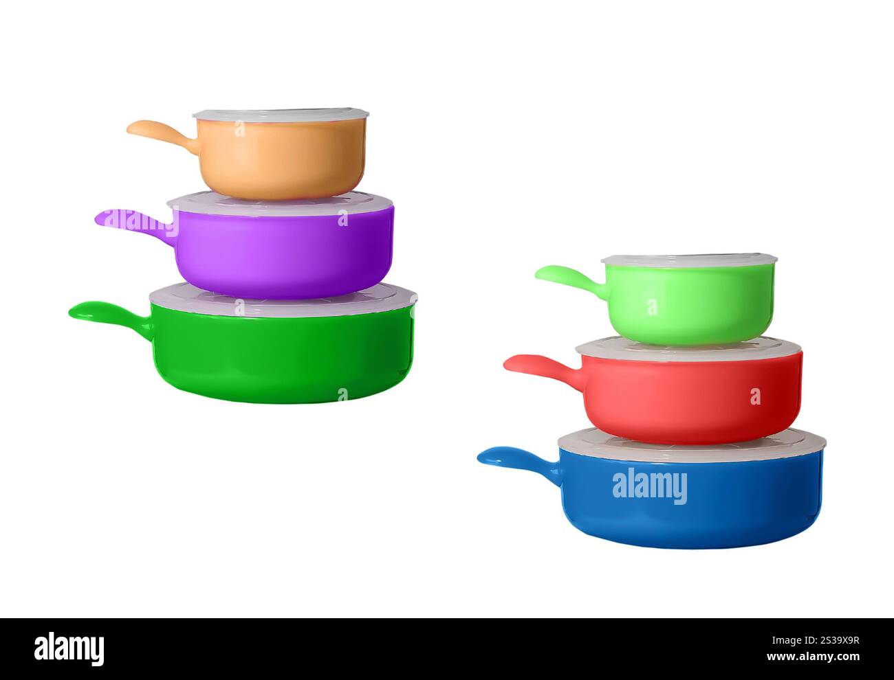 Grande pile avec des pots et des casseroles isolés sur blanc. Grande pile avec casseroles et poêles Banque D'Images