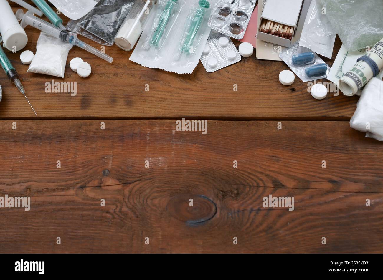 Beaucoup de substances narcotiques et de dispositifs pour la préparation de médicaments reposent sur une vieille table en bois. Trucs de trafiquants de drogue. Héroïne et méthamphétamine dans Banque D'Images
