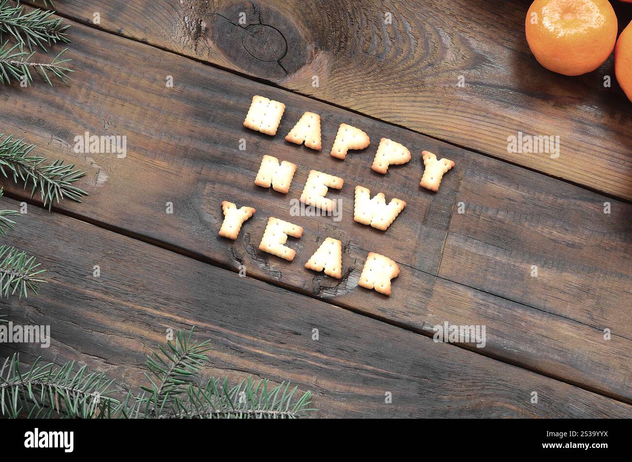 Carte de vacances de Noël avec mandarines, texte craquelin et branches de sapin avec espace de copie. Vue de dessus, pose à plat. Mandarines, texte craquelé et branches de sapin Banque D'Images