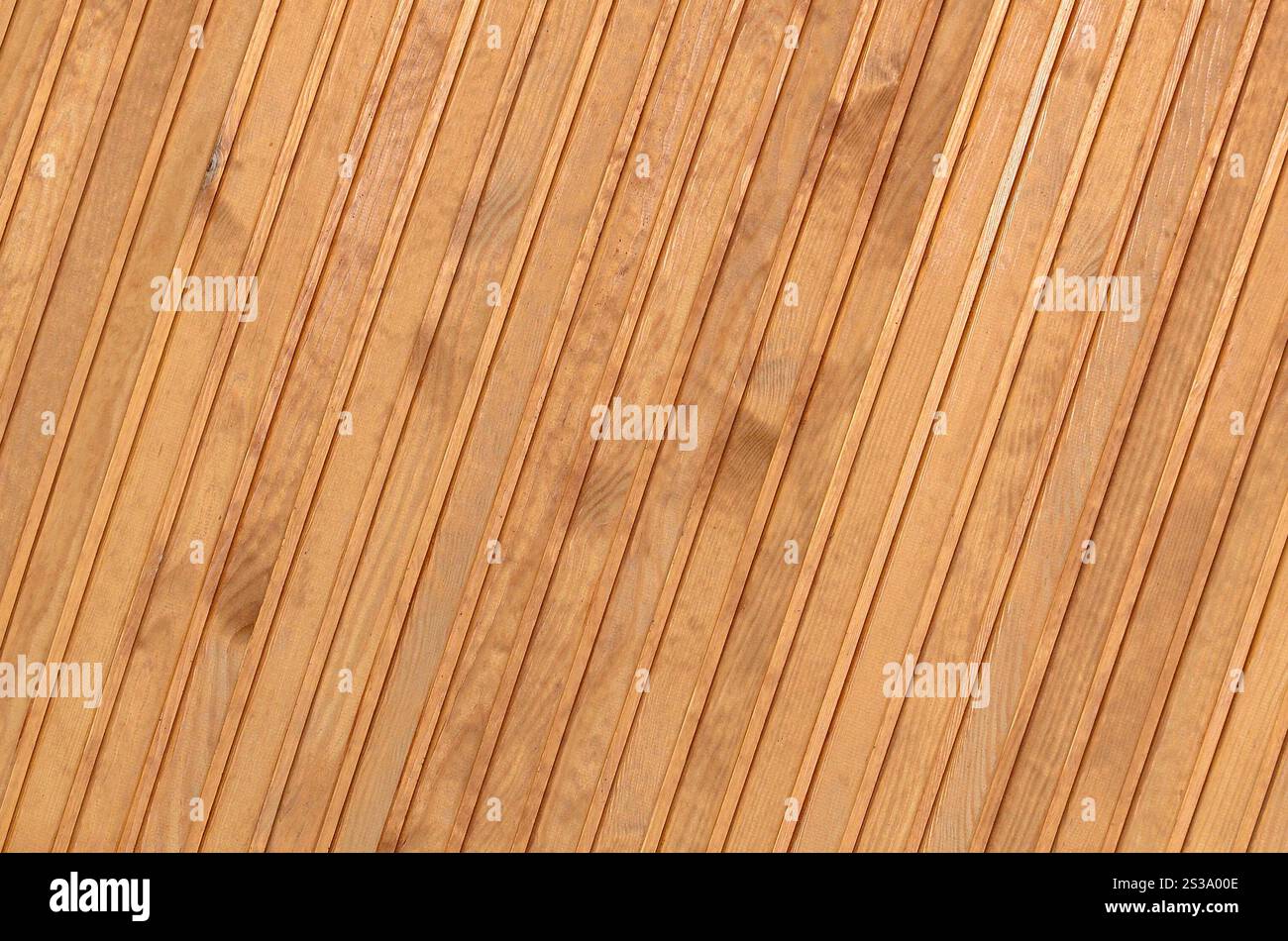 Gros plan de panneaux de clôture en bois brun. Beaucoup de planches de bois verticales comme un mur complet. Gros plan de panneaux de clôture en bois brun. Beaucoup de planches de bois verticales Banque D'Images