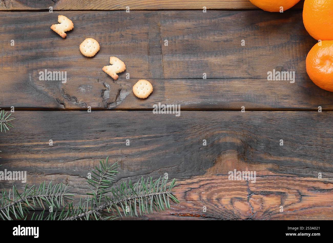 Carte de vacances de Noël avec mandarines, craquelin 2020 chiffres et branches de sapin avec espace de copie. Vue de dessus, pose à plat. Mandarines, craquelins 2020 chiffres et Banque D'Images