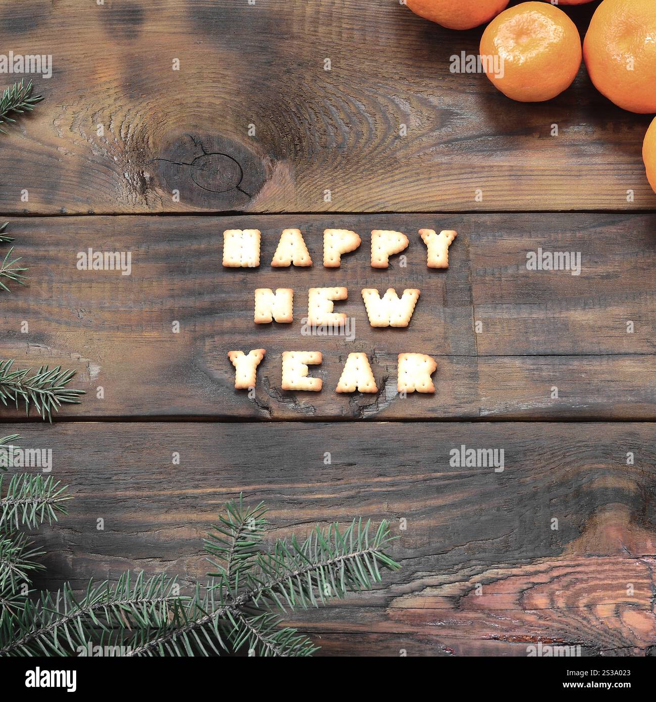 Carte de vacances de Noël avec mandarines, texte craquelin et branches de sapin avec espace de copie. Vue de dessus, pose à plat. Mandarines, texte craquelé et branches de sapin Banque D'Images