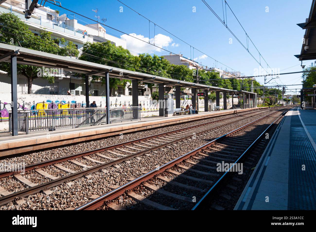 Gare de Sitges et pistes direction Barcelone, Côte du Garraf, Barcelone, Catalogne, Espagne Banque D'Images