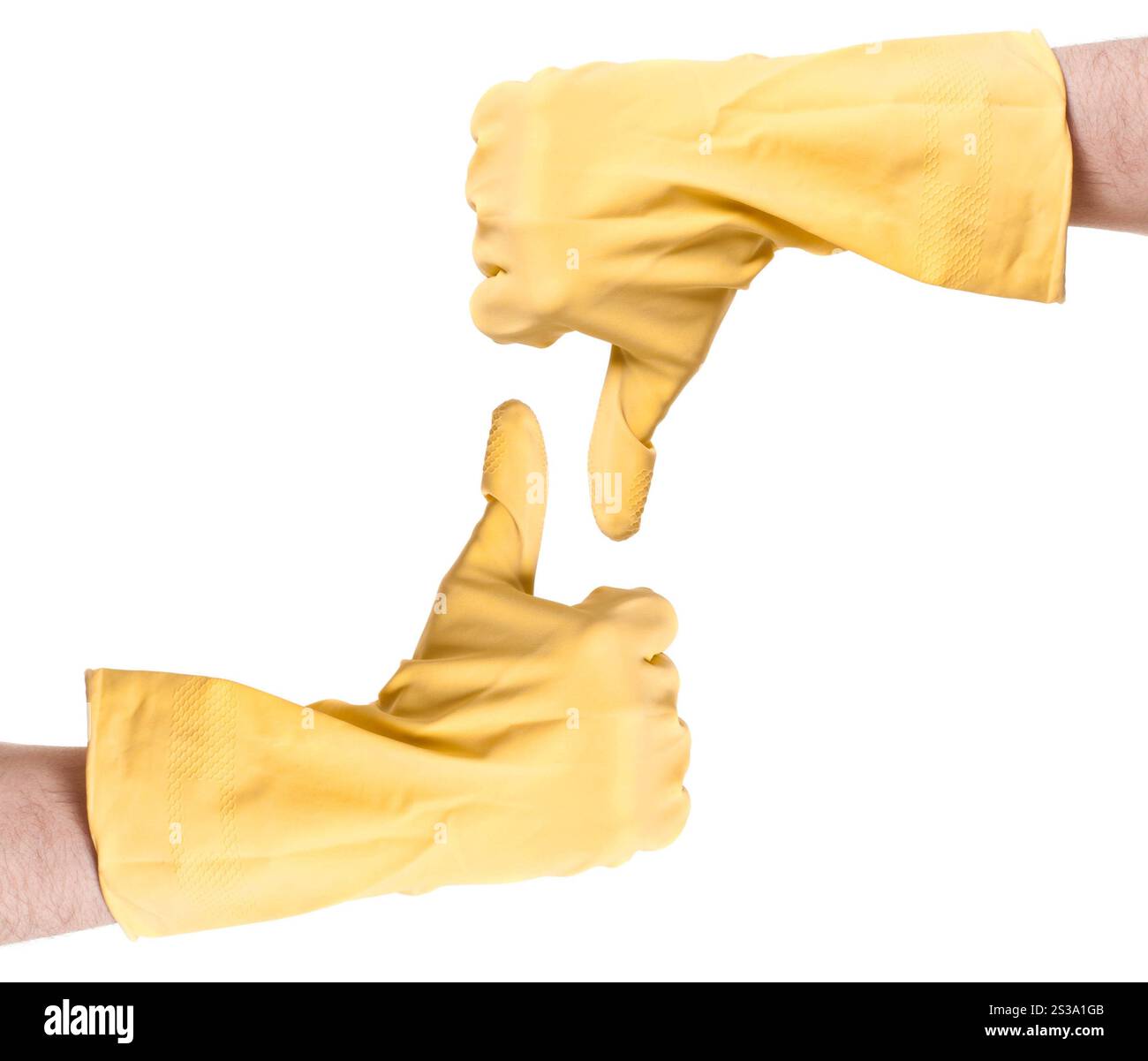 le gant en caoutchouc jaune d'un bras de femme de nettoyage montre les pouces vers le bas isolés sur fond blanc. le gant en caoutchouc jaune d'un bras de femme de nettoyage montre les pouces vers le bas Banque D'Images