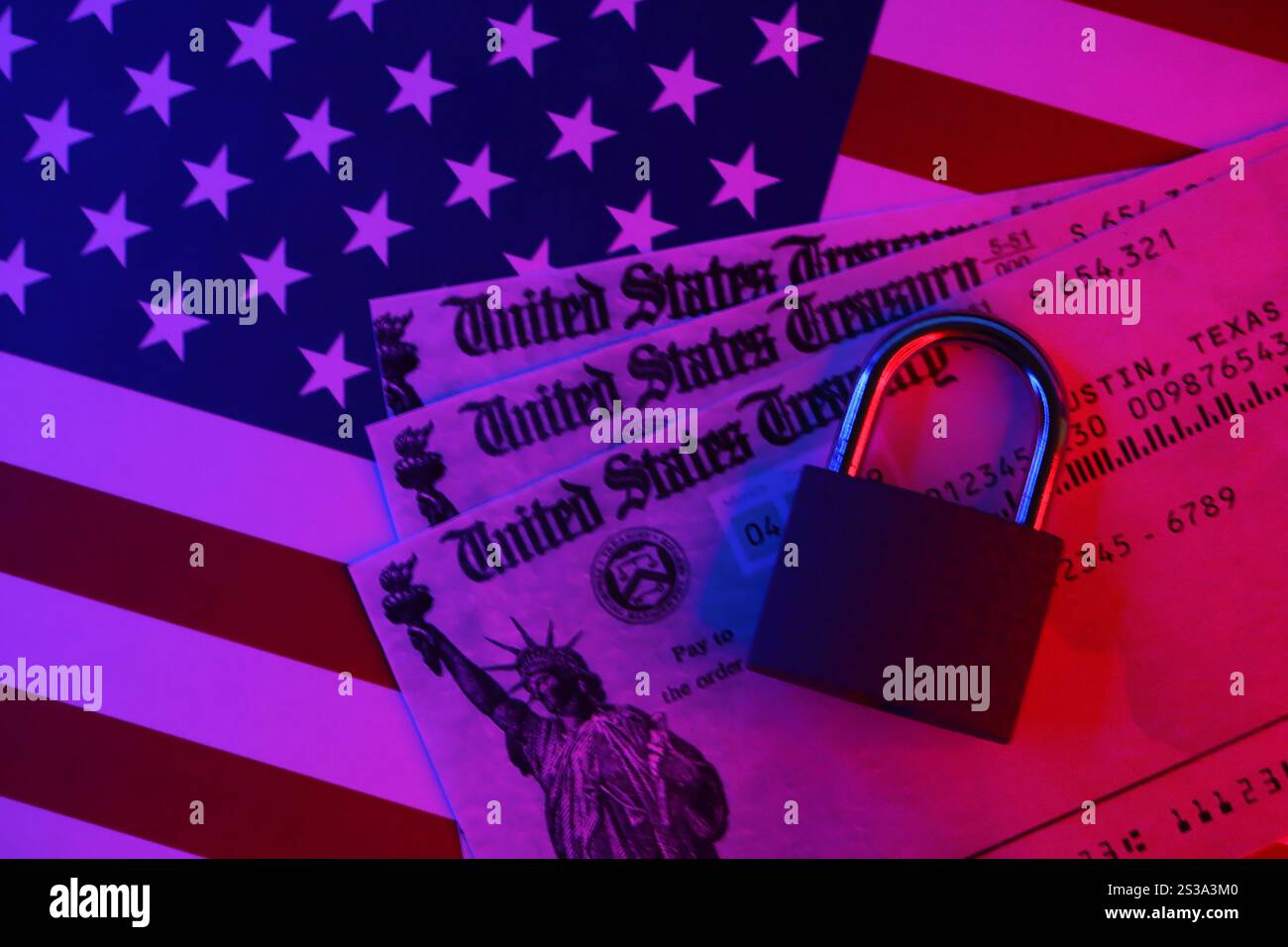 Chèque de remboursement du Trésor des États-Unis ou facture de relance avec petit cadenas sur drapeau américain en gros plan. Chèque de remboursement du Trésor des États-Unis ou facture de relance Banque D'Images
