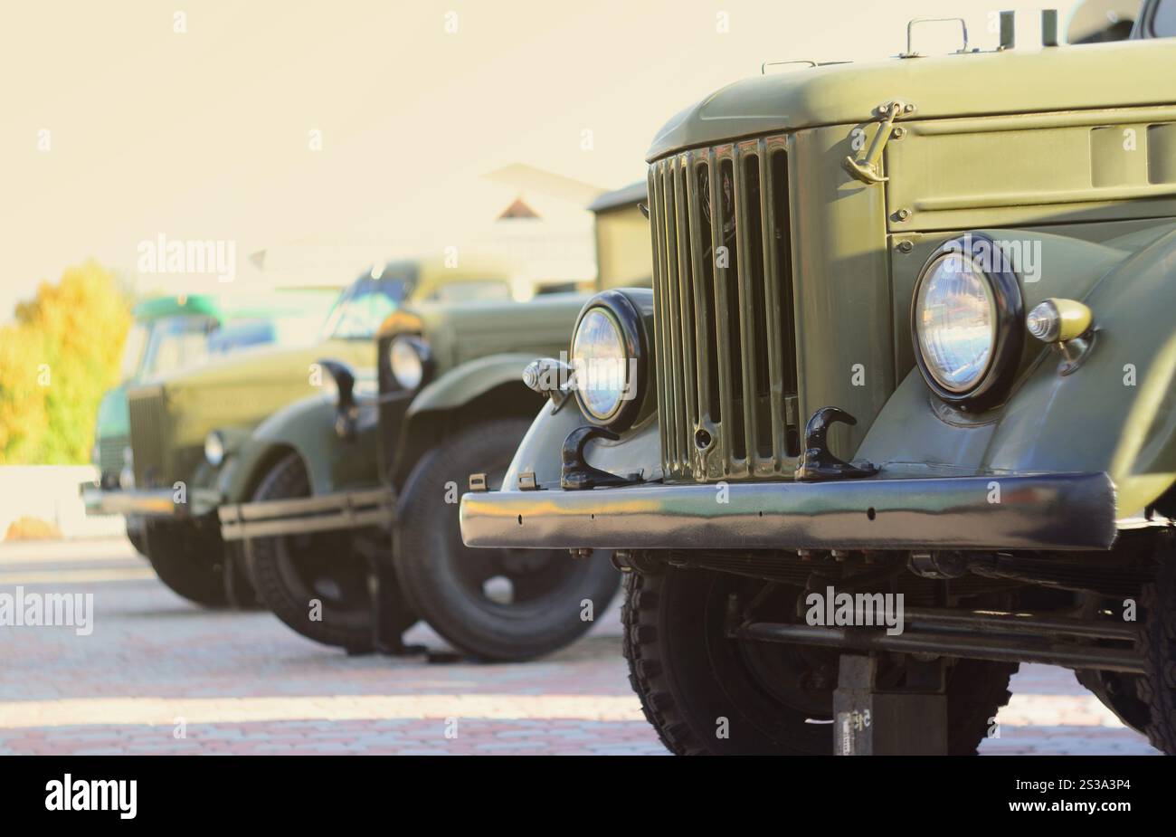 Photo des cabines de trois véhicules hors-route depuis l'époque de l'Union soviétique. Vue latérale des voitures militaires à partir de la roue avant Banque D'Images