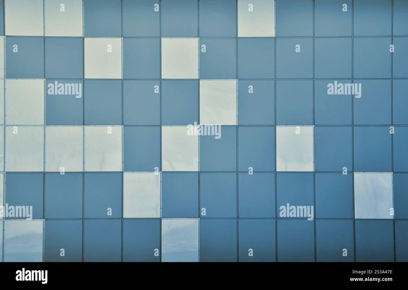La texture du mur métallique, encadrée sous la forme de carrés colorés de deux couleurs. Conception murale moderne pour l'extérieur du résidentiel et du bureau Banque D'Images