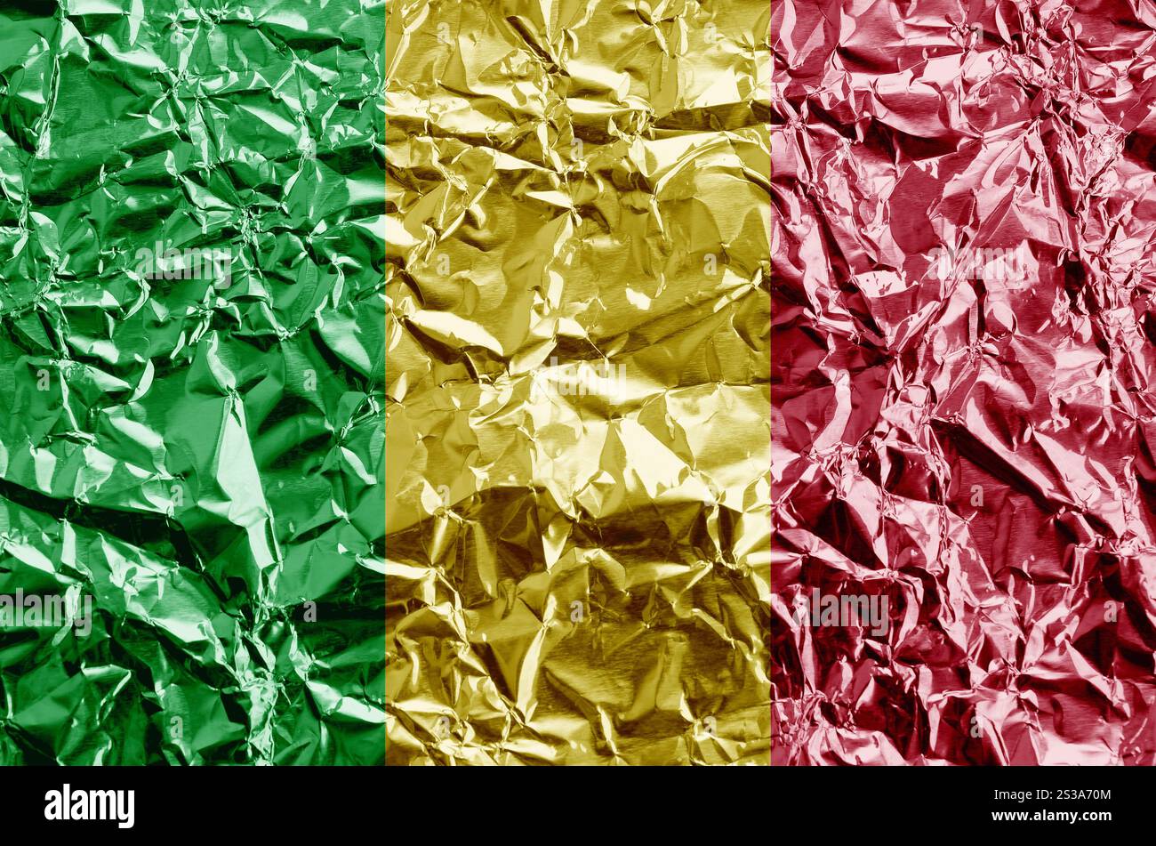 Drapeau du Mali représenté dans des couleurs de peinture sur une feuille d'aluminium froissée brillante gros plan. Bannière texturée sur fond brut. Drapeau du Mali représenté en couleurs de peinture Banque D'Images