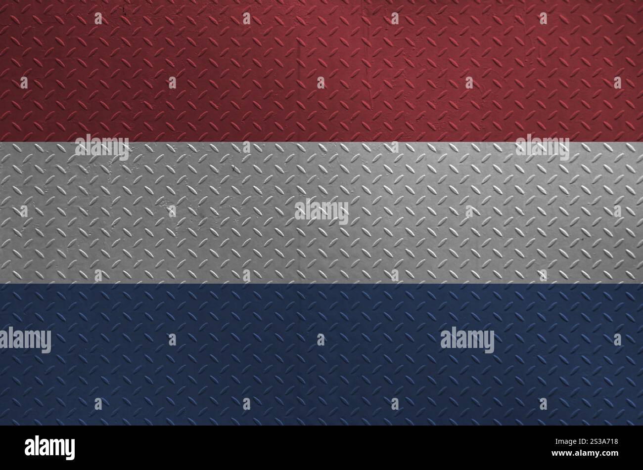 Drapeau des pays-Bas représenté dans les couleurs de peinture sur la vieille plaque de métal brossé ou le mur en gros plan. Bannière texturée sur fond brut. Drapeau des pays-Bas représenté Banque D'Images