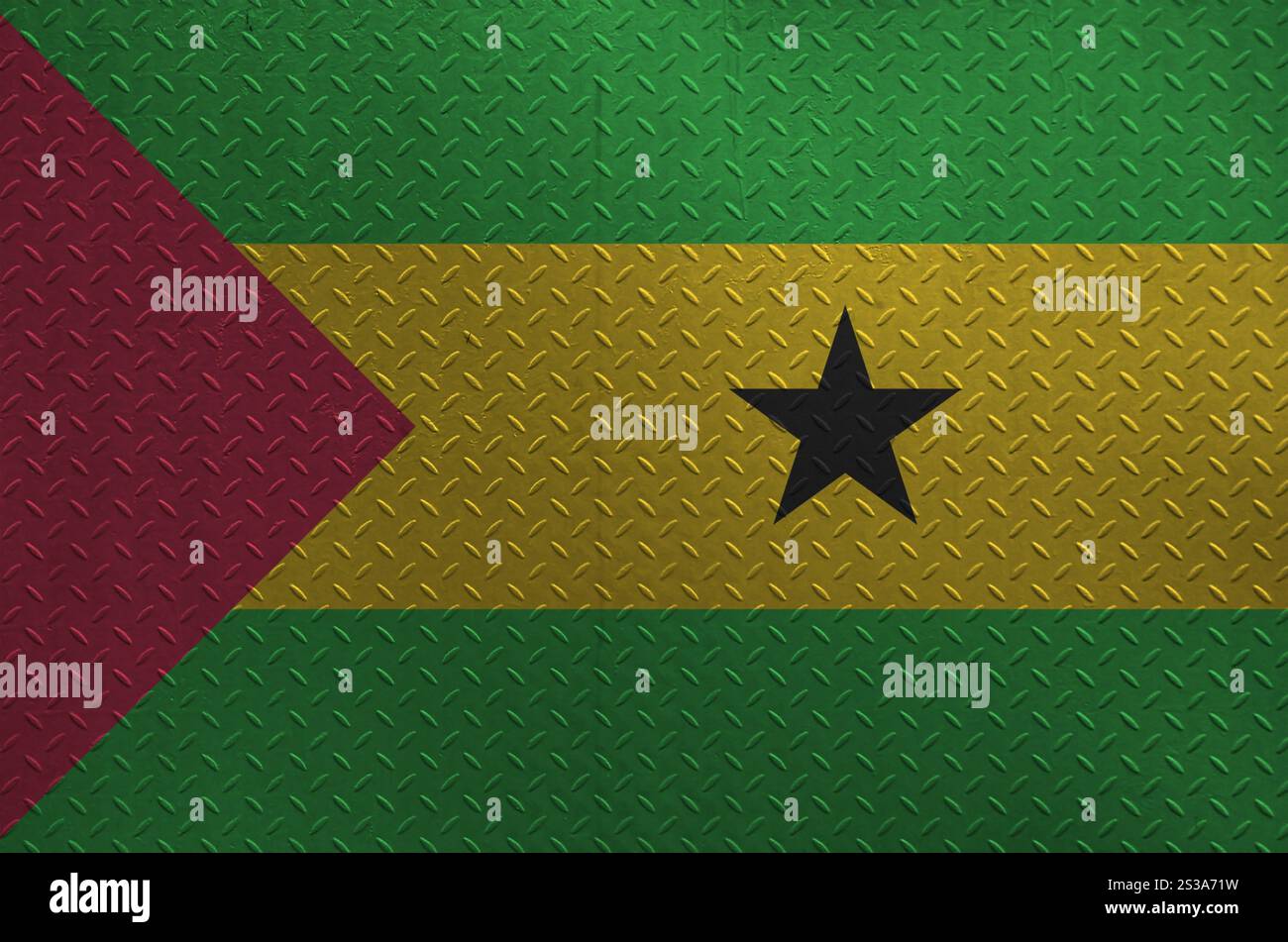 Drapeau Sao Tomé-et-principe représenté dans des couleurs de peinture sur la vieille plaque de métal brossé ou le mur en gros plan. Bannière texturée sur fond brut. Sao Tomé et Banque D'Images