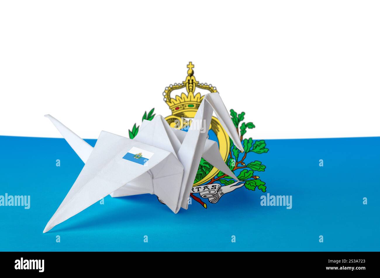 Drapeau de Saint-Marin représenté sur une aile de grue en papier origami. Concept d'arts orientaux faits à la main. Drapeau de Saint-Marin représenté sur une aile de grue en papier origami. Fait à la main Banque D'Images