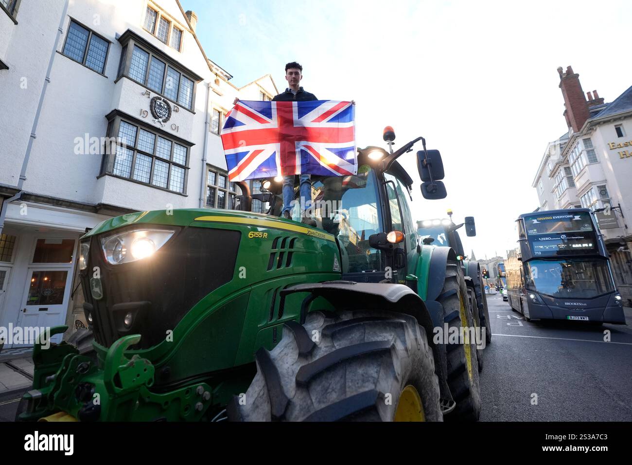 Les agriculteurs en tracteurs prennent part à une manifestation contre les modifications des règles de l'impôt sur les successions (IHT) devant la Conférence agricole d'Oxford, aux écoles d'examen d'Oxford, où le secrétaire à l'environnement Steve Reed prononce un discours. Date de la photo : jeudi 9 janvier 2025. Banque D'Images