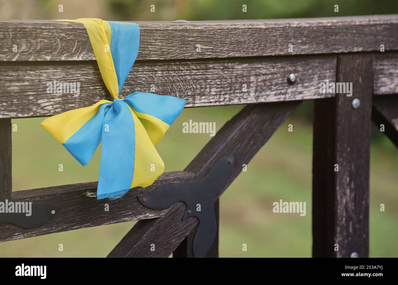 Des rubans aux couleurs du drapeau national de l'Ukraine sont attachés à la main courante. Rubans jaunes-bleus. Rubans aux couleurs du drapeau national de Banque D'Images