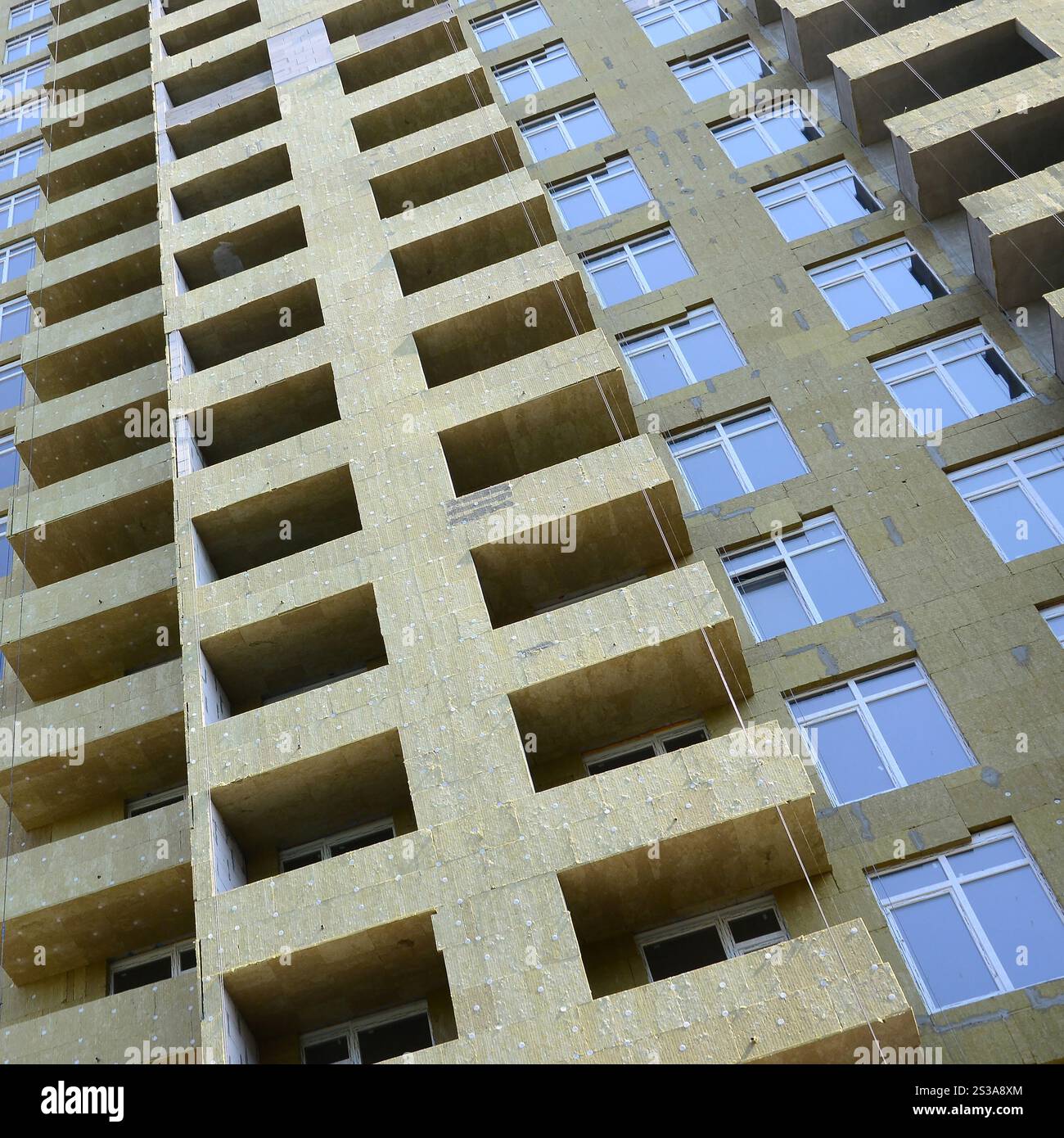 Nouvelle ville résidentielle multi magasin apartement haute façade de maison de bâtiment en construction. Façade de maison de construction d'appartements résidentiels multi-magasins Banque D'Images