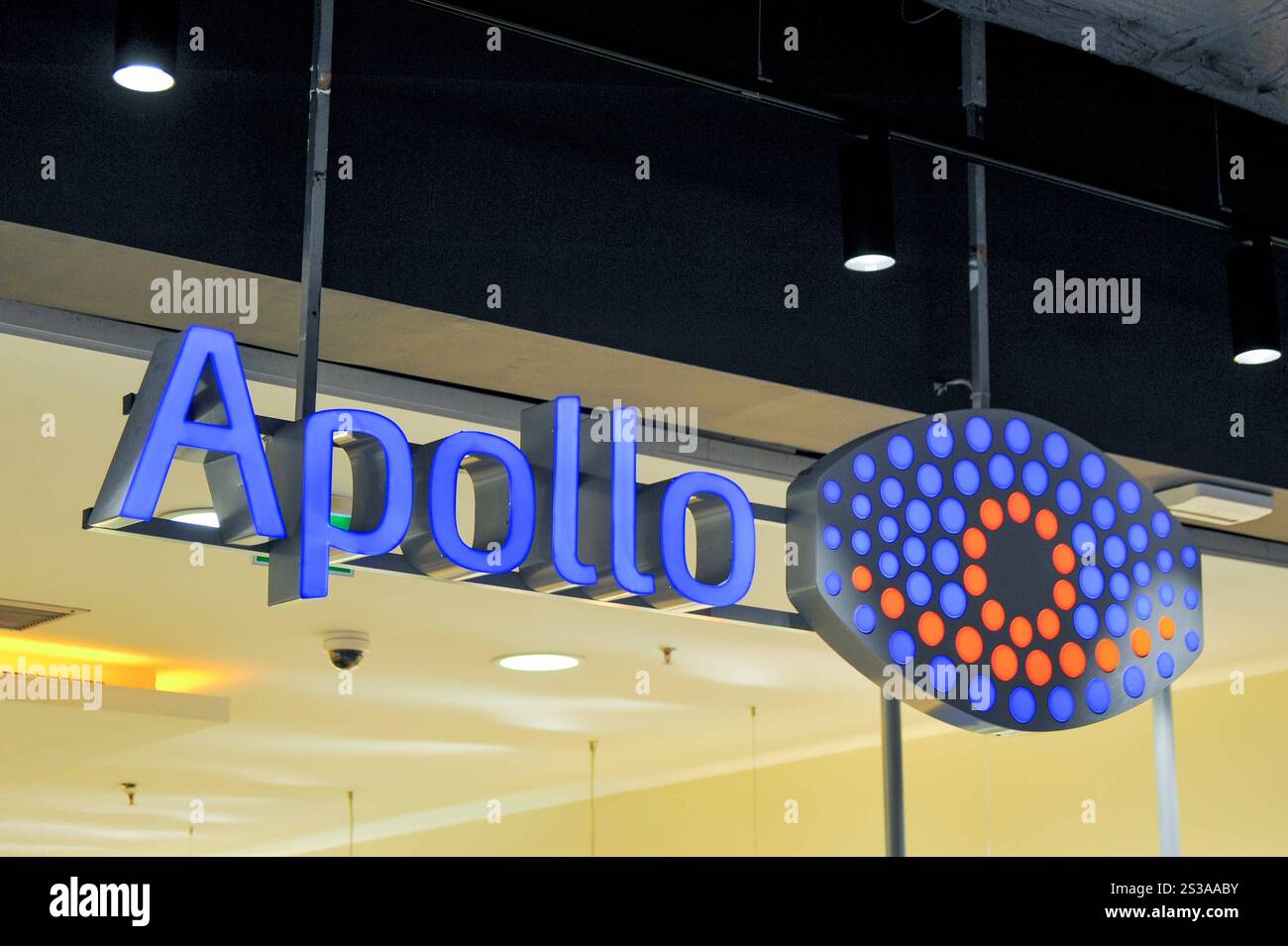 Deutschland, Bade-Wuerttemberg, Esslingen am Neckar 09.01.2025, Deutschland, GER, Bade-Wuerttemberg, Esslingen am Neckar, im Bild Themenbild, Stadtansichten, Apollo Optik, Optiker, Augenoptiker, Brillen, Sehtest, Waren, Handel, Einzelhandel, Schild, logo, Reklame, Feature, Symbolbild Baden-Wuerttemberg *** Germany, Baden Wuerttemberg, Esslingen am Neckar 09 01 2025, Germany, GER, Baden Wuerttemberg, Esslingen am Neckar, dans le thème de l'image image, vues de la ville, Apollo Optik, opticien, optométriste, lunettes, test oculaire, marchandises, commerce, vente au détail, signe, logo, publicité, caractéristique, image de symbole Bad Banque D'Images