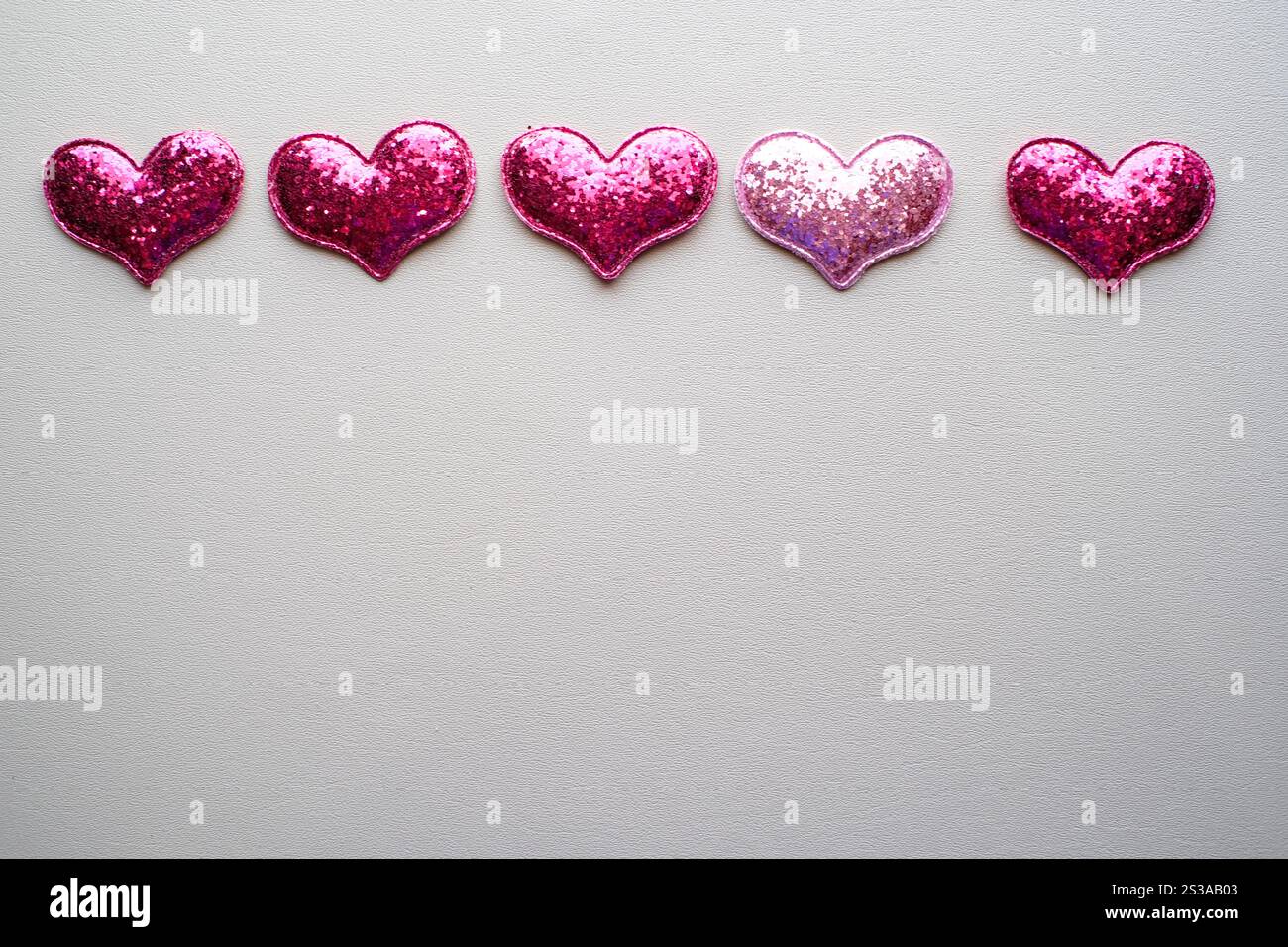 Aimer le fond romantique de la Saint Valentin. Coeurs et roses beautifulEmpty copie espace Valentines fond de jour avec des coeurs rouges Banque D'Images