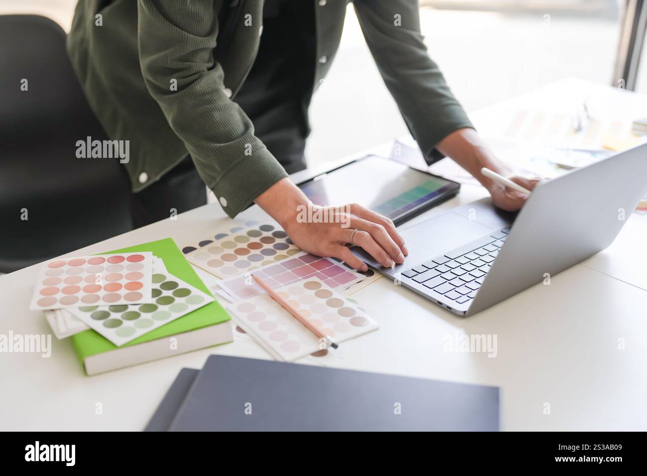 Homme d'affaires asiatique artiste Creative Designer dessin graphique d'esquisse sur ordinateur portable graphique et échantillon de couleur concept de créativité d'idée Banque D'Images