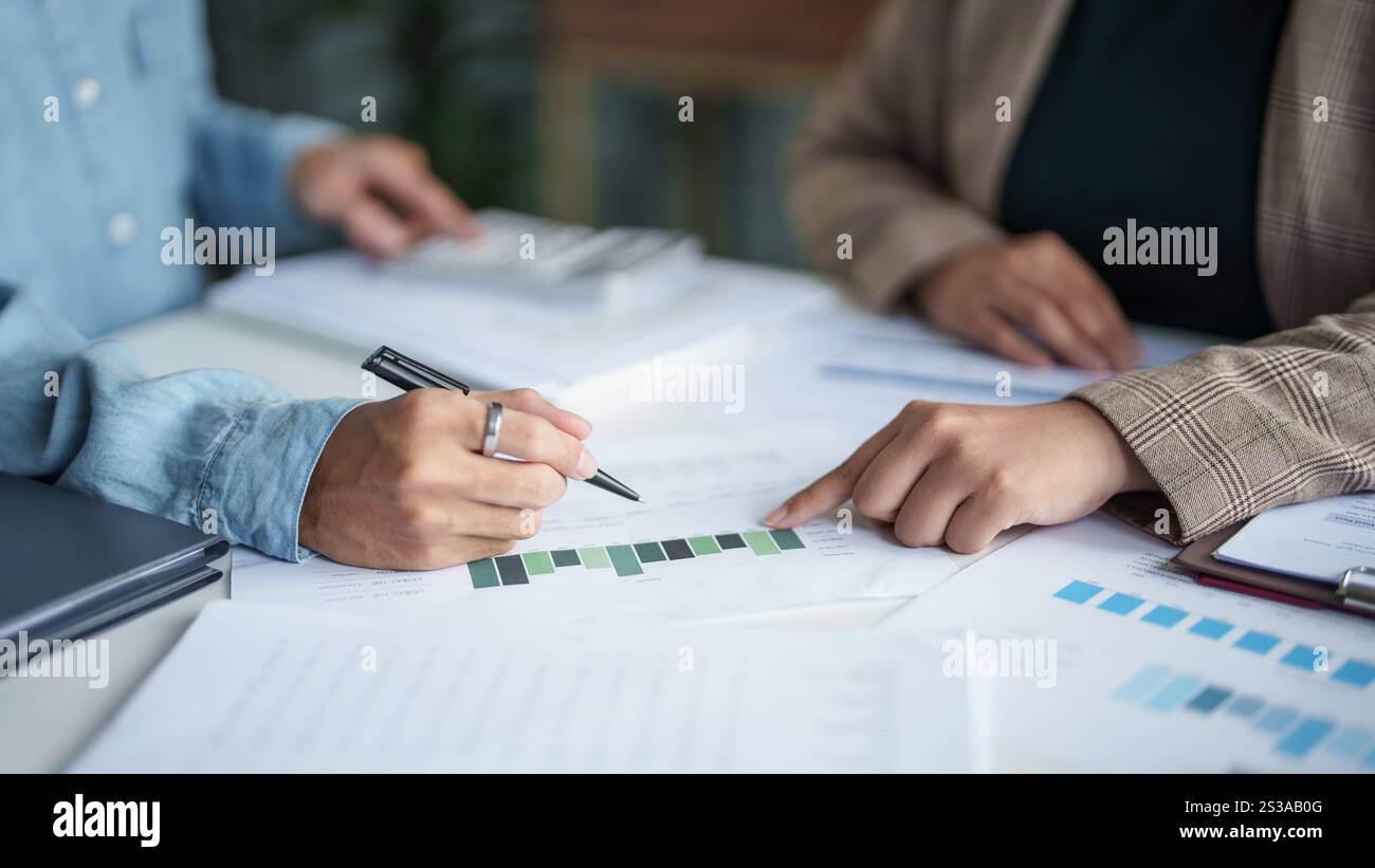 Équipe sérieuse réunion d'affaires diversité personnes dans une salle de réunion moderne salle de réunion bureau professionnel Banque D'Images
