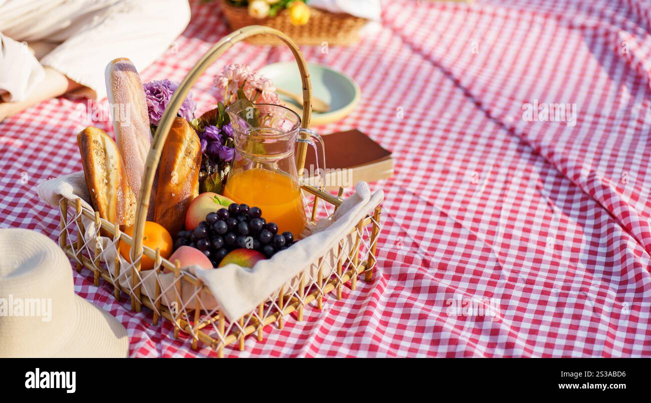 Déjeuner pique-nique repas à l'extérieur du parc avec panier de pique-nique alimentaire. profitez de l'heure de pique-nique dans la nature du parc à l'extérieur Banque D'Images