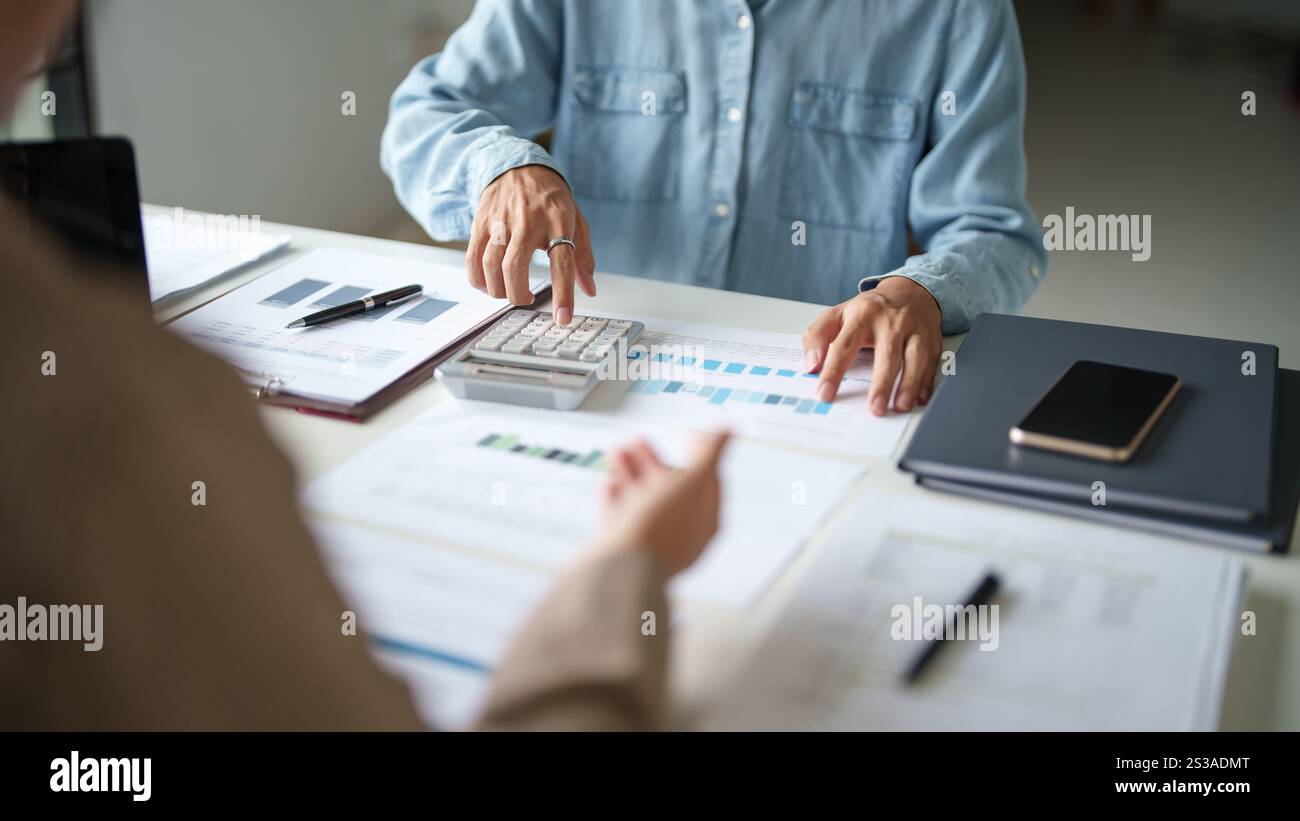 Équipe sérieuse réunion d'affaires diversité personnes dans une salle de réunion moderne salle de réunion bureau professionnel Banque D'Images