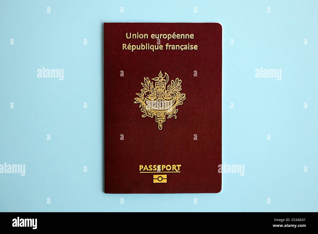 Passeport français sur fond bleu gros plan. Tourisme et concept de citoyenneté. Passeport français sur fond bleu gros plan Banque D'Images