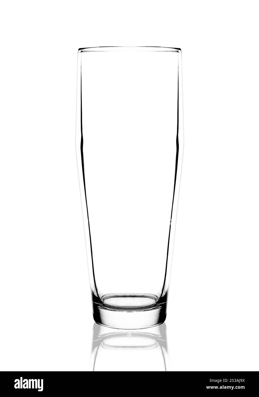 Verre vide pour l'eau sur fond blanc. Videz le verre pour l'eau Banque D'Images