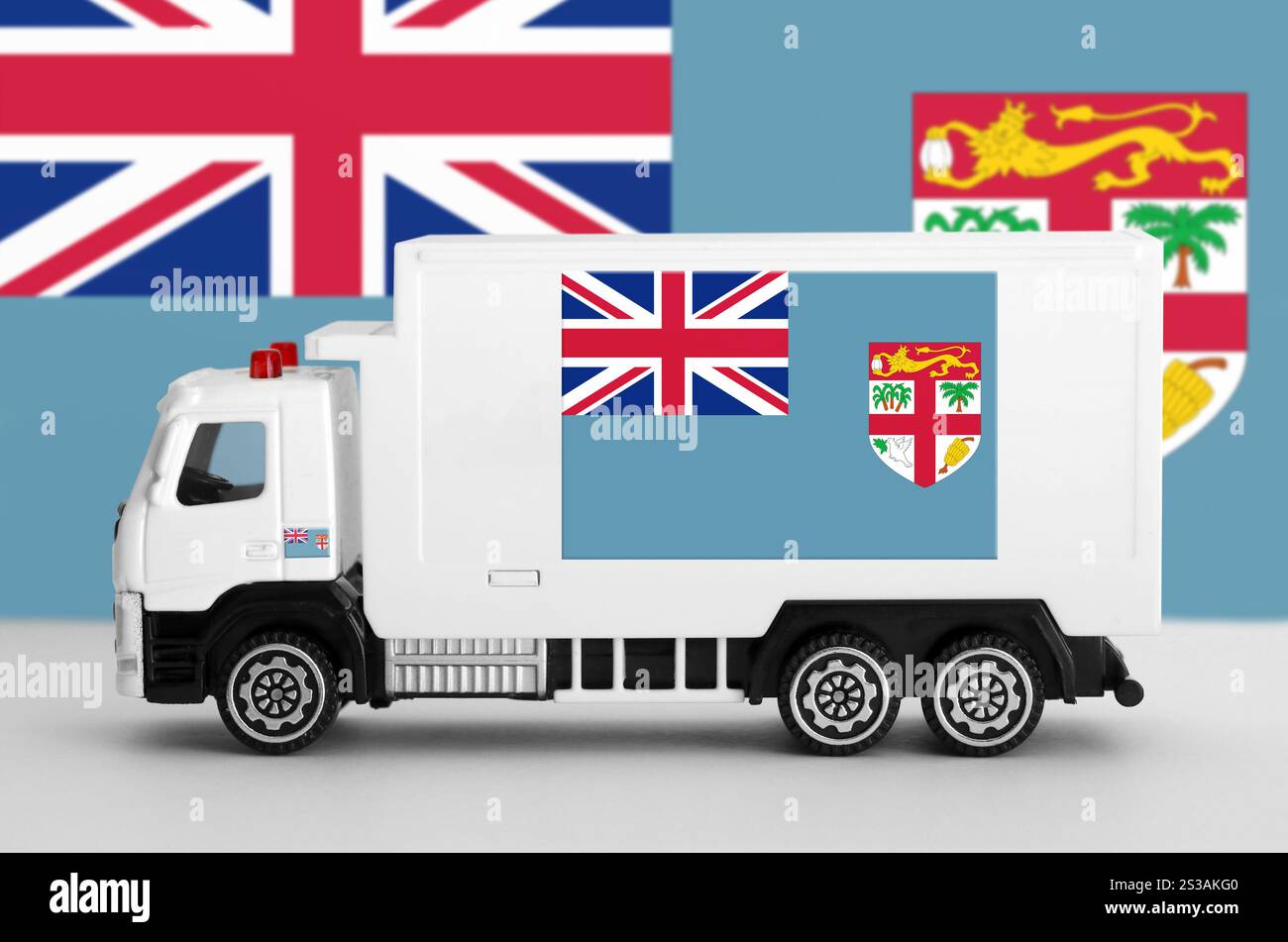 Drapeau fidjien représenté sur le mur latéral d'un fourgon de livraison blanc en gros plan. Concept d'expédition et de livraison locale. Drapeau fidjien représenté sur le mur latéral de blanc Banque D'Images