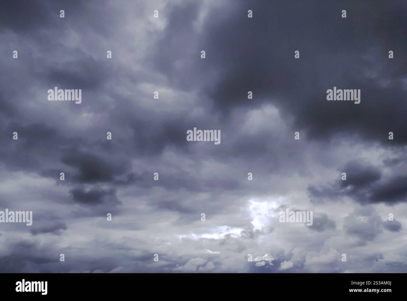 Ciel gris dramatique avec des nuages d'orage paysage sombre. Atmosphère et météorologie. Ciel gris dramatique avec des nuages d'orage paysage sombre. Banque D'Images