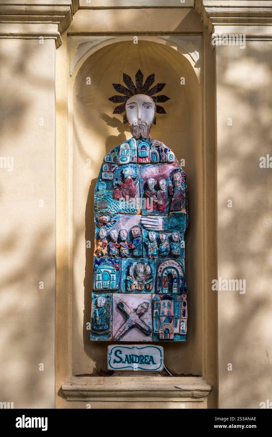 Statue en céramique de Sant Andrea à l'extérieur de Chiesa di Sant'Andrea sur la via Fegina à Monterosso al Mare à Cinque Terre en Ligurie région du nord-ouest de l'Italie Banque D'Images