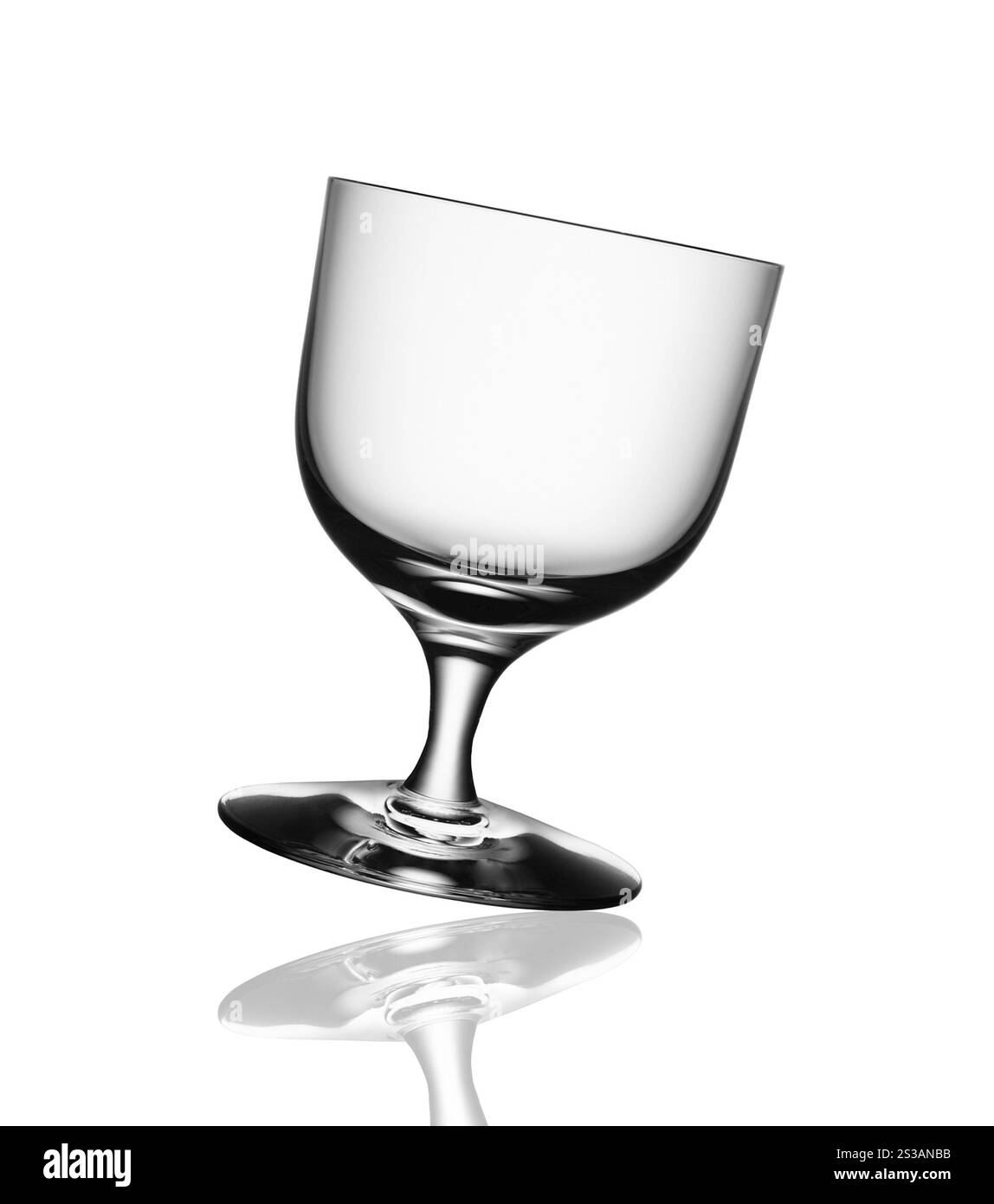 Verre vide isolé sur fond blanc. Verre vide de vin blanc Banque D'Images