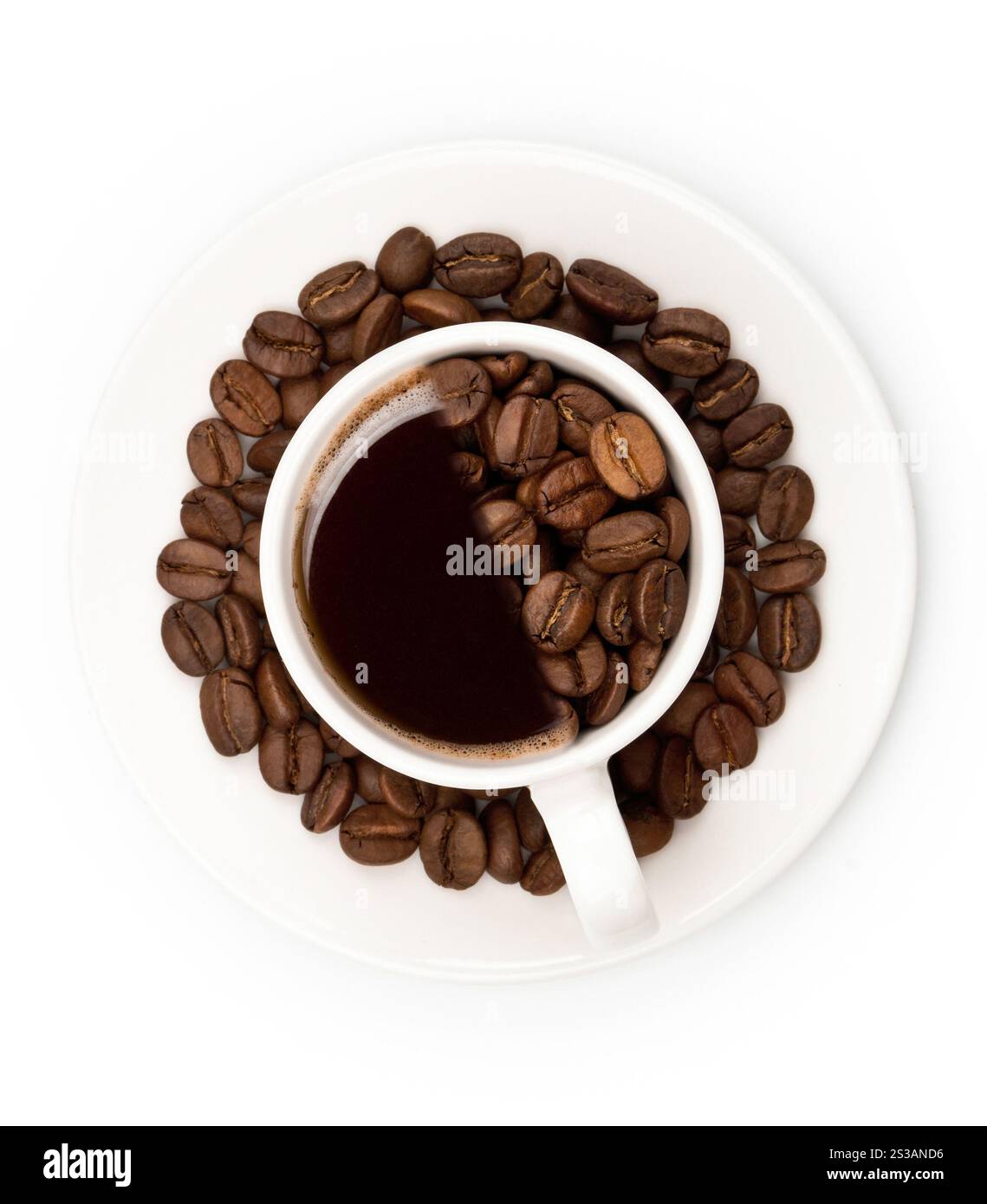 Tasse remplie de poutres de café isolées sur un fond blanc. Tasse remplie de poutres de café Banque D'Images