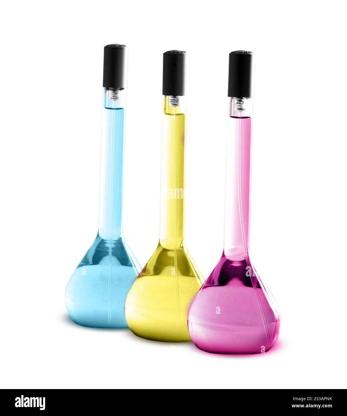 Verrerie de laboratoire avec des liquides de différentes couleurs isolés sur fond blanc. Verrerie de laboratoire avec des liquides de différentes couleurs Banque D'Images