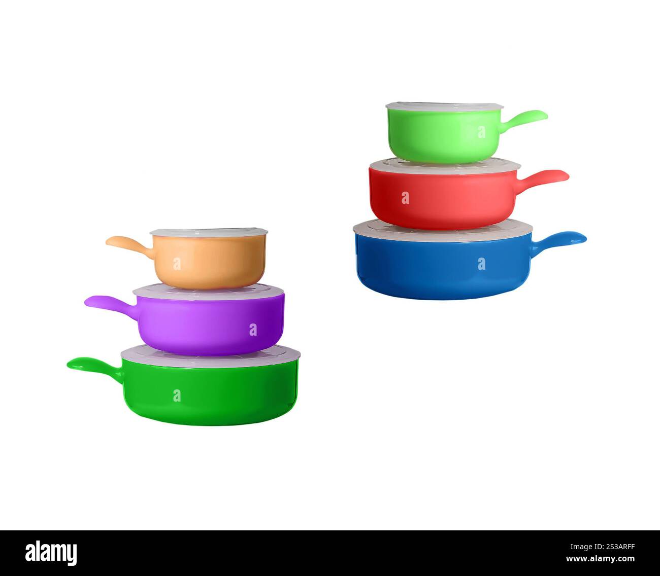 Grande pile avec des pots et des casseroles isolés sur blanc. Grande pile avec casseroles et poêles Banque D'Images