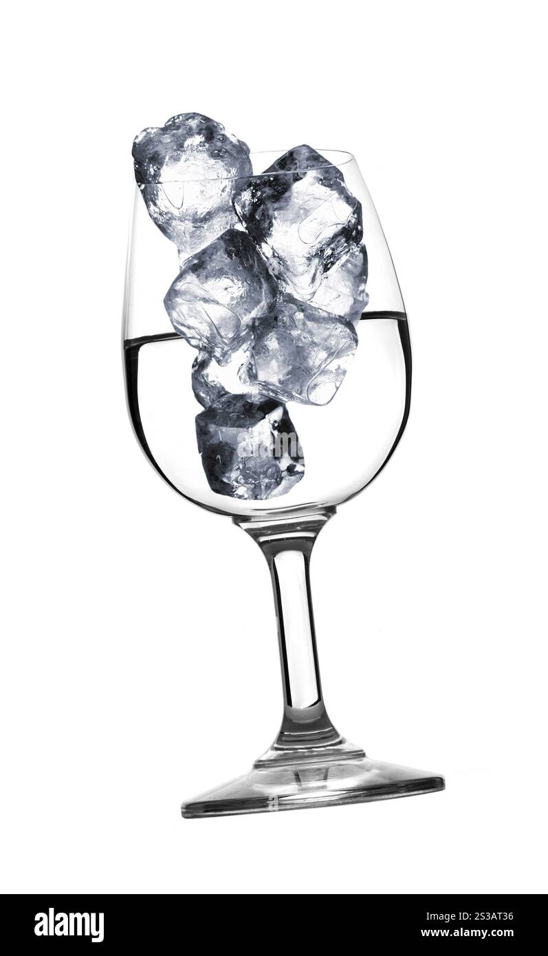 eau douce dans le verre avec des glaçons isolés sur un fond blanc. de l'eau fraîche dans un verre avec des glaçons Banque D'Images