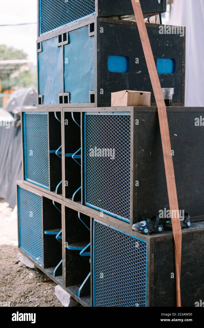 « De grands systèmes audio soigneusement agencés, prêts à être utilisés lors d'un événement extérieur ou d'un concert Banque D'Images