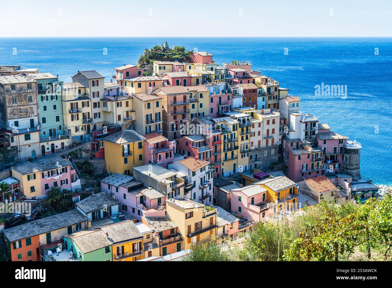 Vue surélevée sur les bâtiments colorés surplombant le port de Manarola dans le parc national des Cinque Terre dans la région Ligurie du nord-ouest de l'Italie Banque D'Images