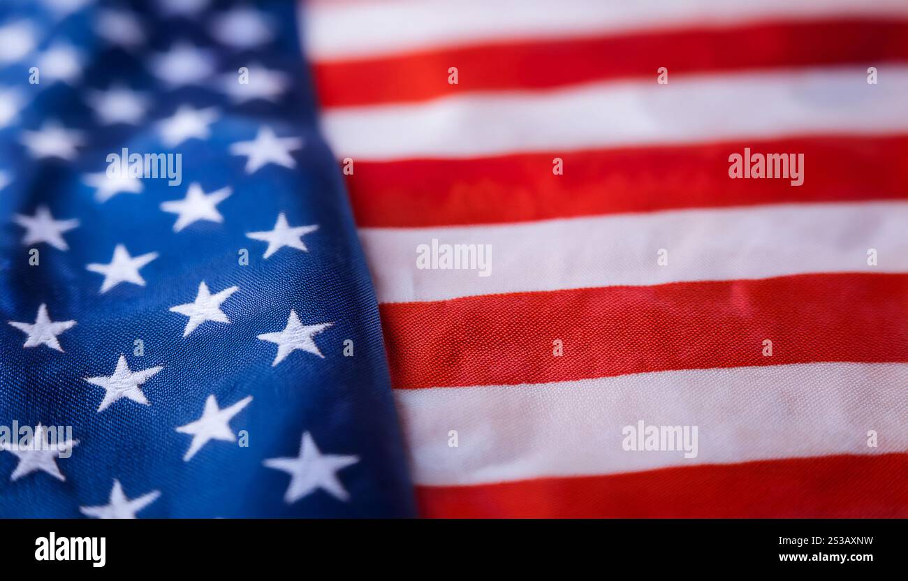 Illustration représentant les États-Unis avec des symboles comme le drapeau américain, la Statue de la liberté et des monuments emblématiques. Banque D'Images