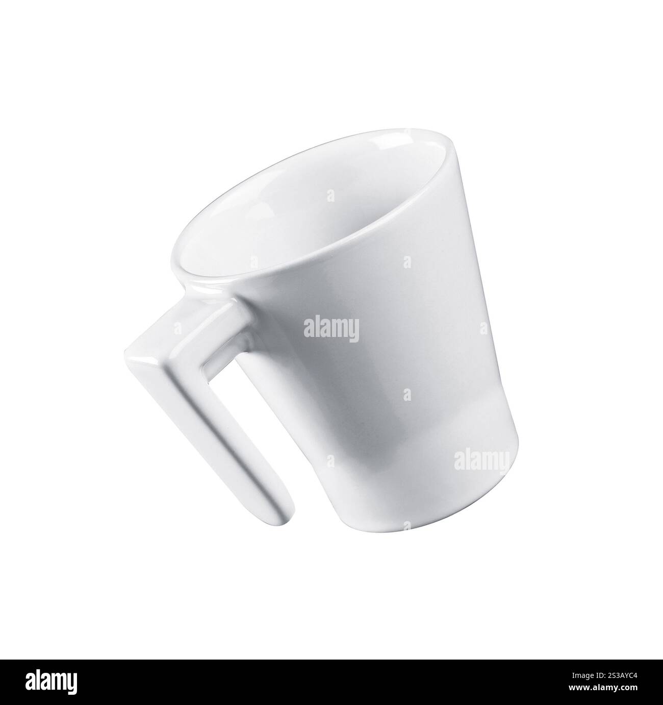 Mug blanc vide isolé sur fond blanc. Mug blanc vide Banque D'Images