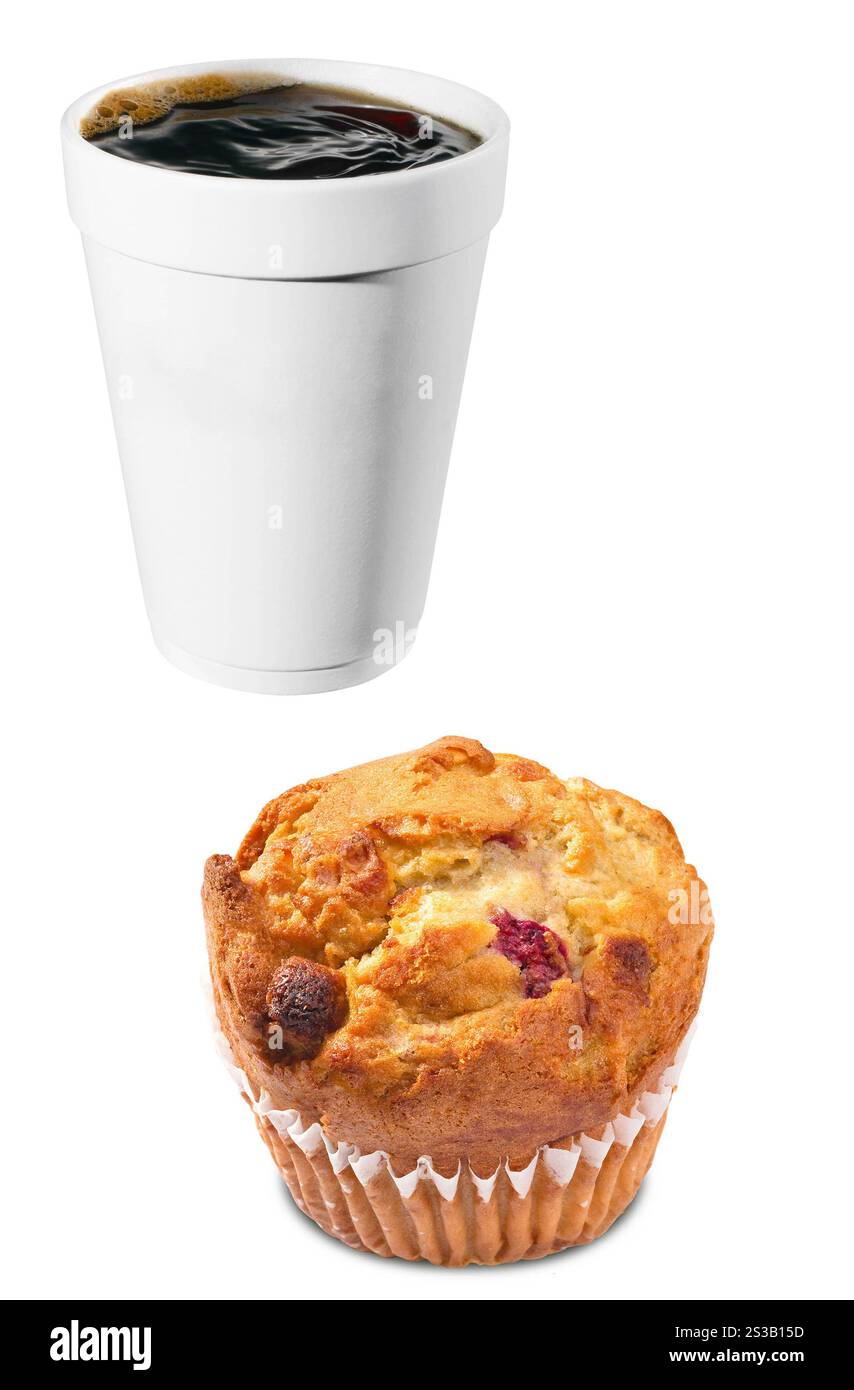 tasse à café en plastique chaud avec muffin aux copeaux isolé sur un fond blanc. tasse à café en plastique chaude avec muffin aux copeaux Banque D'Images