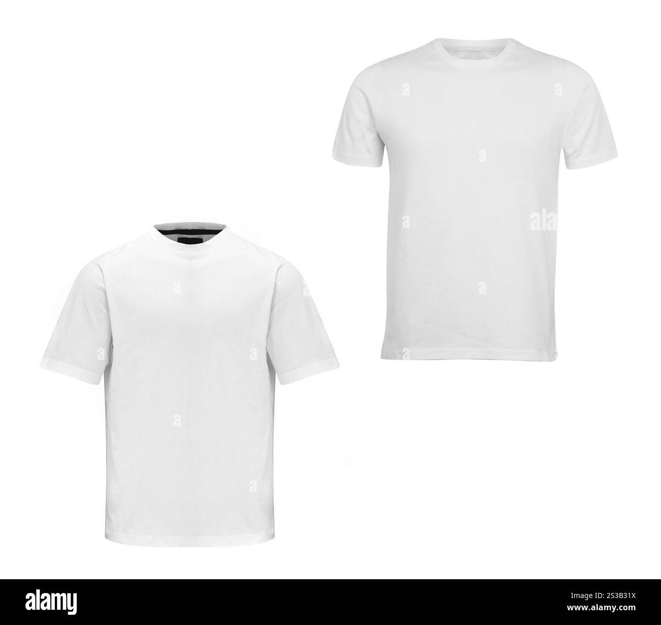 Deux T-shirts blancs différents isolés sur blanc. T-shirts blancs Banque D'Images