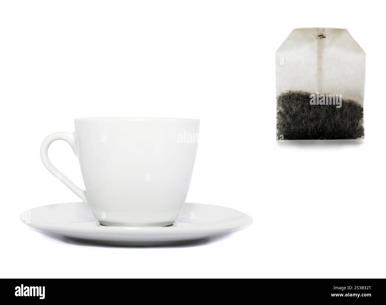 sachet de thé et une tasse isolés sur fond blanc. sachet de thé et une tasse Banque D'Images