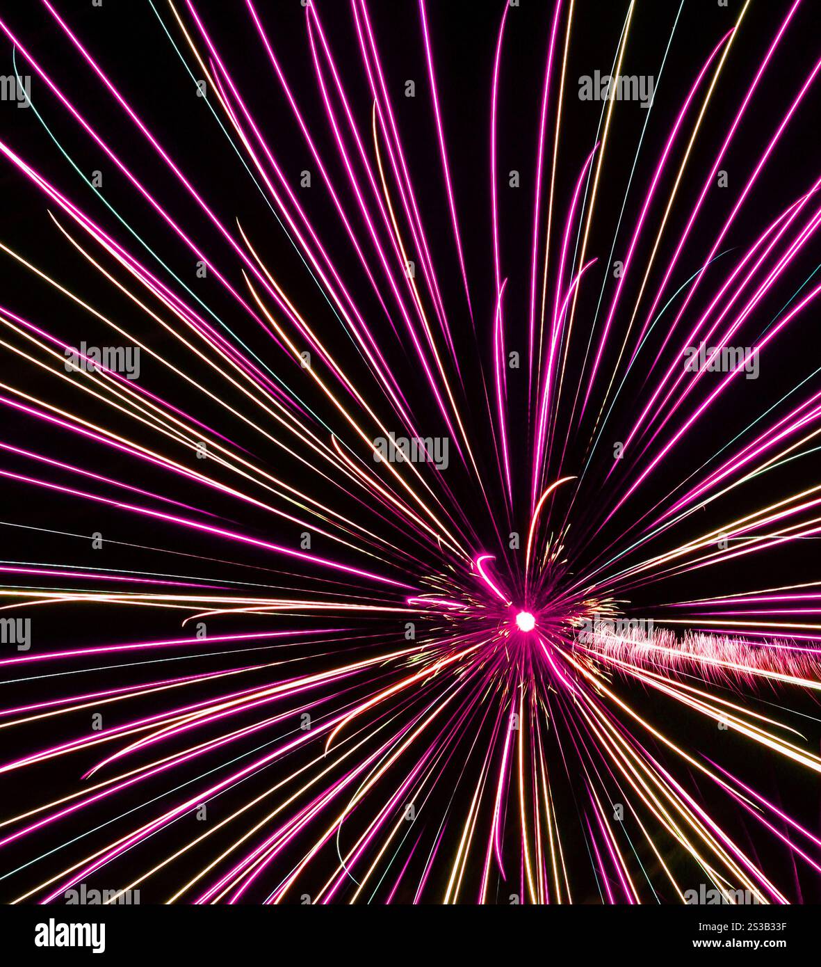 feux d'artifice, éclaboussures colorées de lumière sur un fond sombre. feux d'artifice Banque D'Images