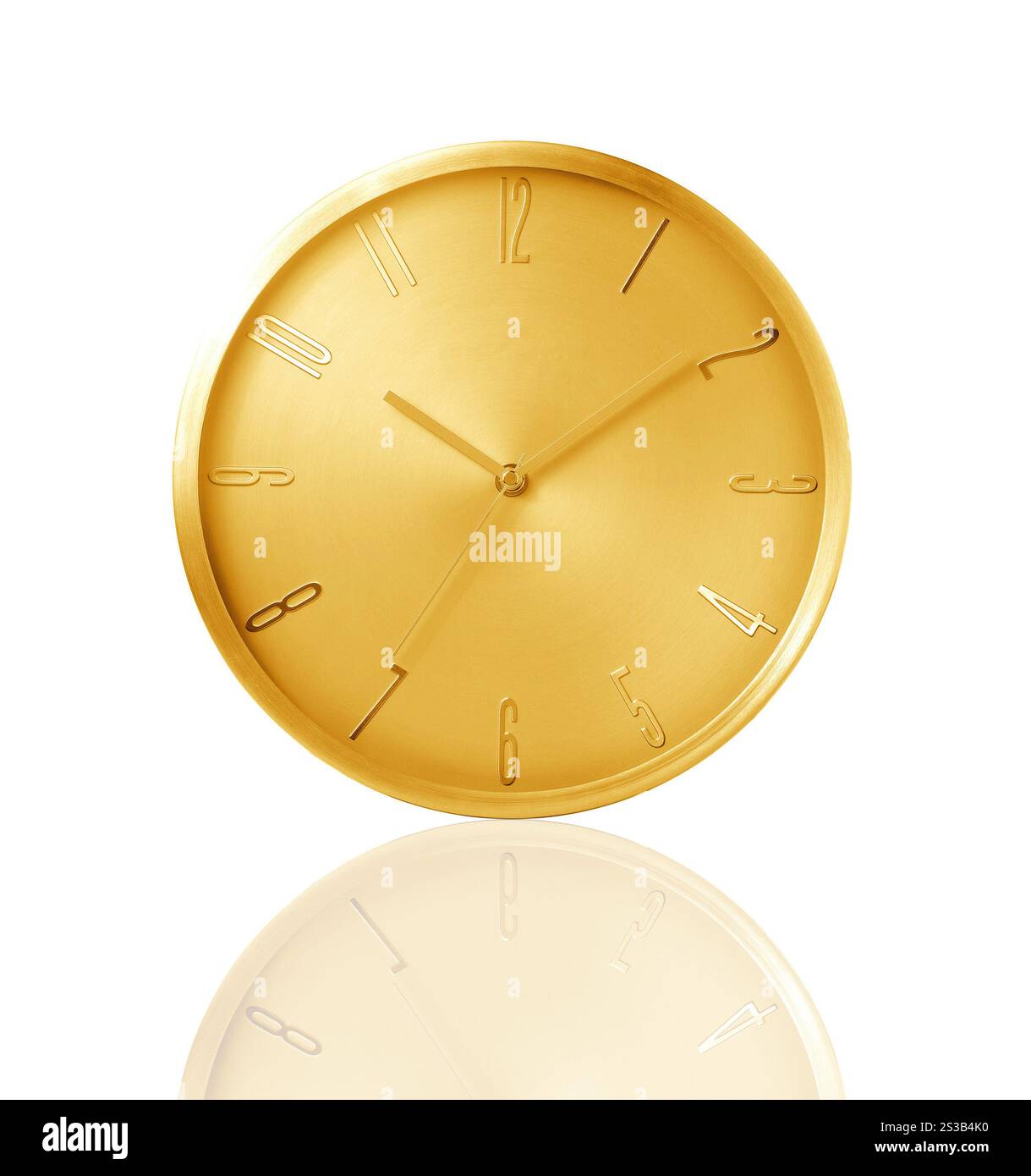 Horloge classique sur le mur isolé sur fond blanc. Horloge classique sur le mur Banque D'Images