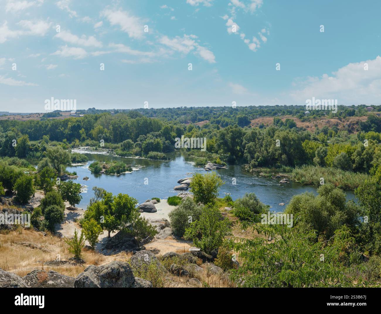 Été Pivdennyi Buh (Bug du Sud) rivière à Myhiya, région de Mykolayiv, Ukraine. Paysage de la rivière avec côte rocheuse. Banque D'Images