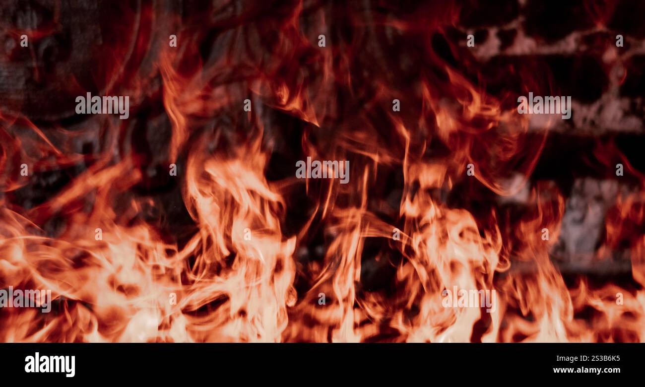 Flammes dans la cheminée. Fond de texture isolé sur un fond noir. Fond de texture flammes sur fond noir Banque D'Images