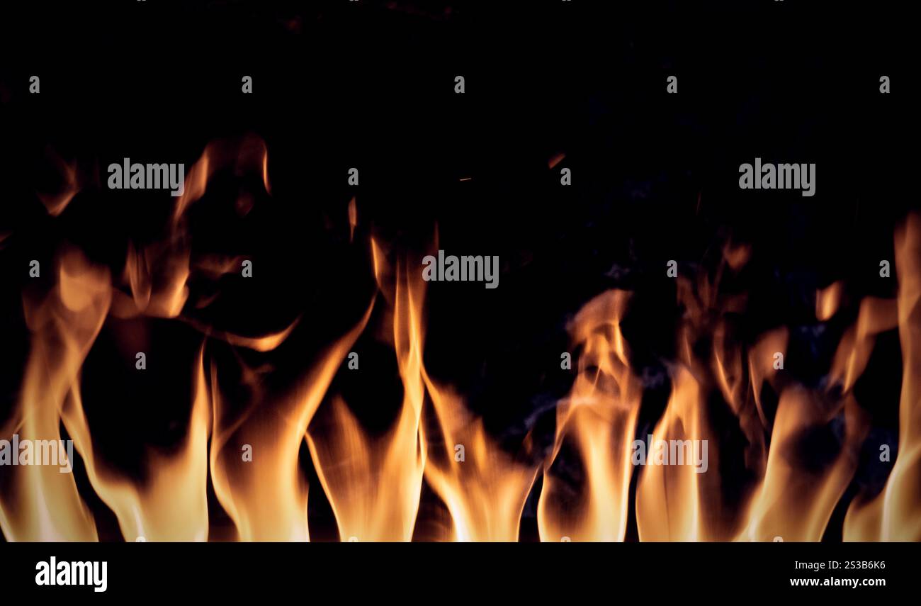 Flammes dans la cheminée. Fond de texture isolé sur un fond noir. Fond de texture flammes sur fond noir Banque D'Images