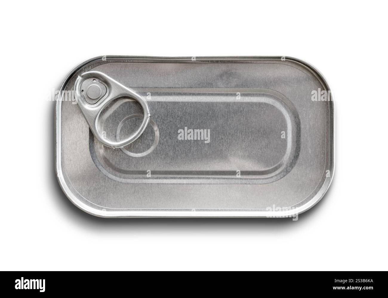 Boîte de sardine vierge avec espace de copie, isolé sur fond blanc. Boîte de sardine vierge isolée sur fond blanc Banque D'Images