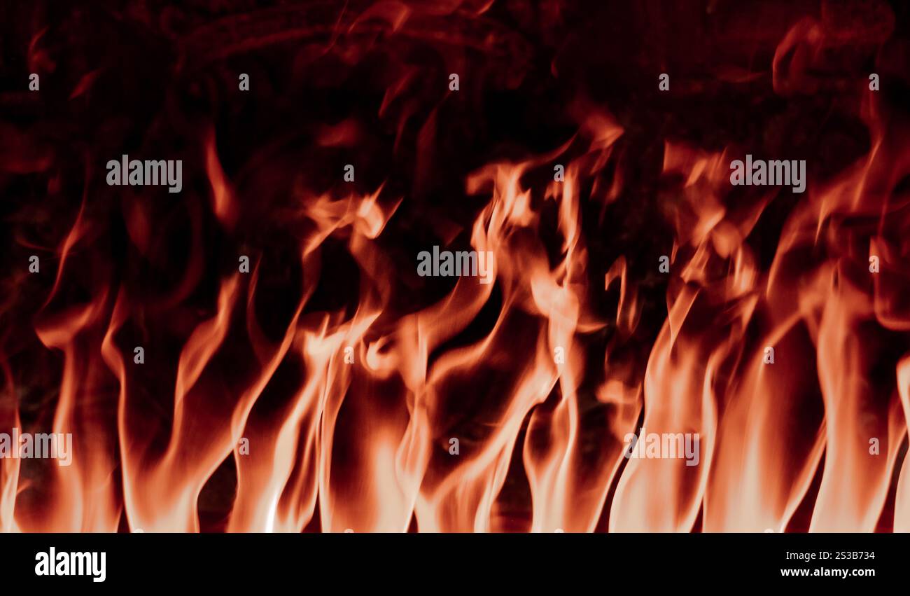 Flammes dans la cheminée. Fond de texture isolé sur un fond noir. Fond de texture flammes sur fond noir Banque D'Images